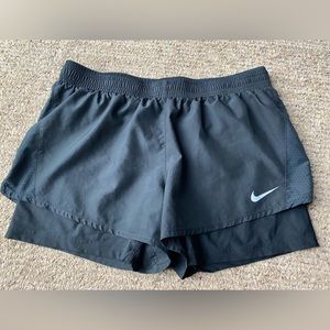 🏃‍♀️Nike Dri Fit women’s black 2 in 1 shirt size L